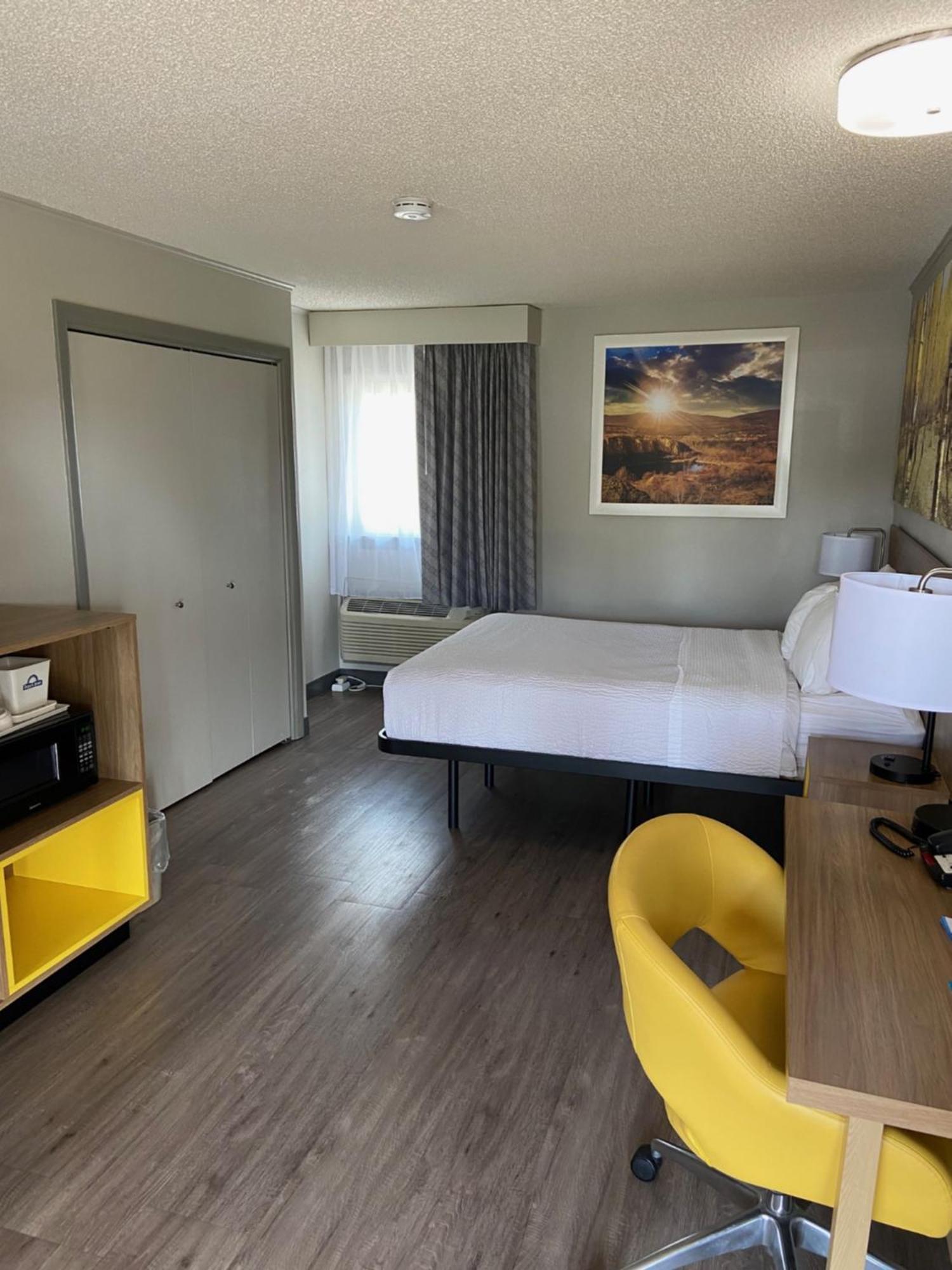 Days Inn By Wyndham Worland Bagian luar foto